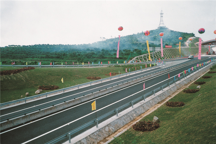 10福建省福泉高速公路泉州段路面工程榮獲優(yōu)勝獎.jpg