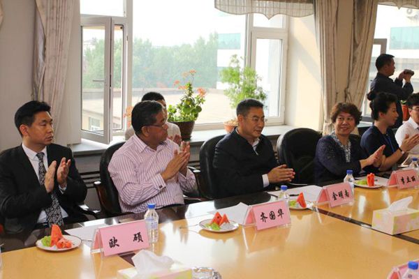 【長(zhǎng)春市外事辦主任齊國(guó)華（前排左二）、金豆實(shí)業(yè)集團(tuán)董事長(zhǎng)金明南（前排左三）與留學(xué)生進(jìn)行交流】.jpg